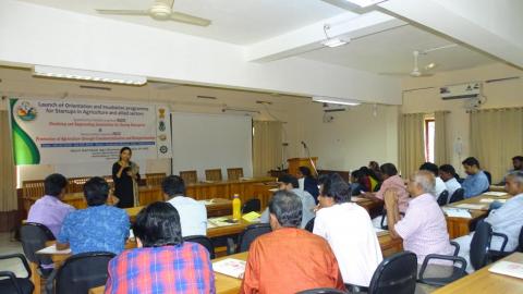 Ms. Sumila Jayaraj interacting with the incubates